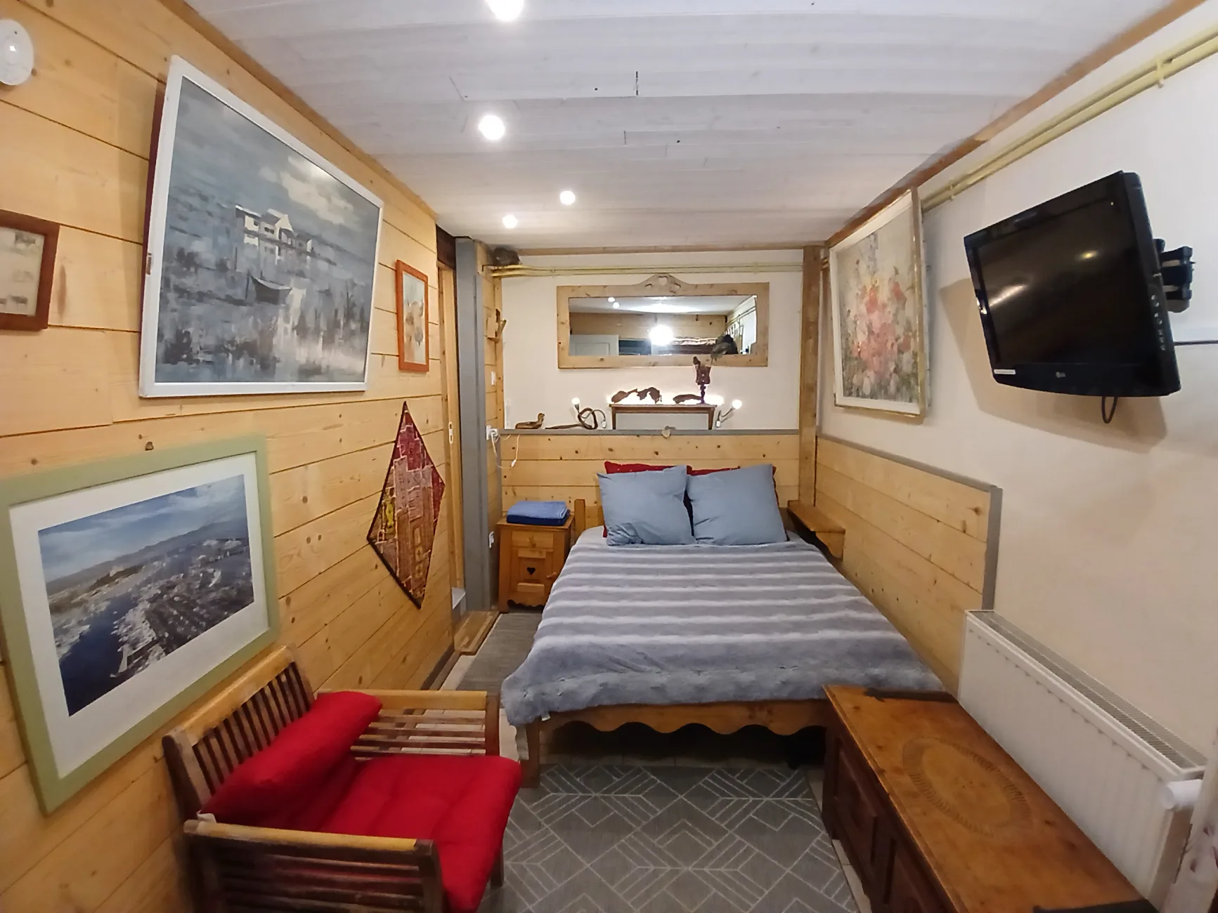 Chambre du rez de chaussée avec SDB WC privatifs
