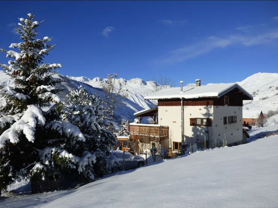 Chalet dans son environnement hivernal