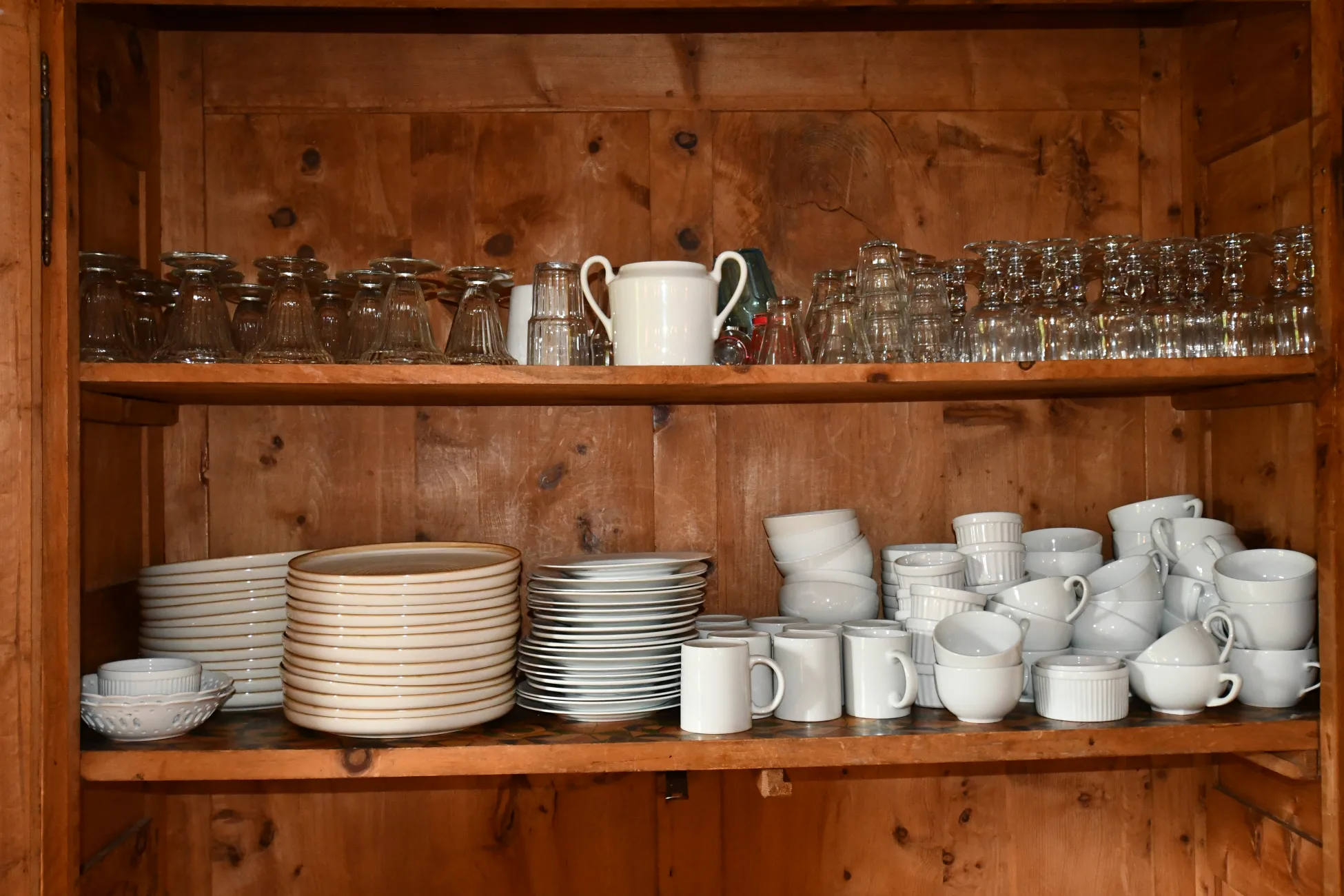 La vaiselle, bien variée en porcelaine est largement pourvu pour l'effectif du gîte.