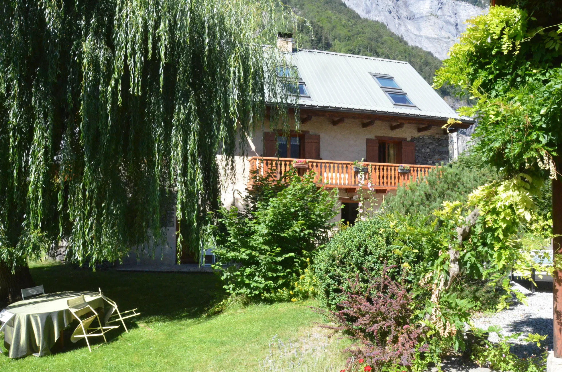 Le gite s'ouvre sur le jardin d'agrément, En été, le repas peut se prendre à l'extérieur sous le saule ou au soleil.
Par enneigement, les enfants font des bonhommes ou se roulent dans la neige.