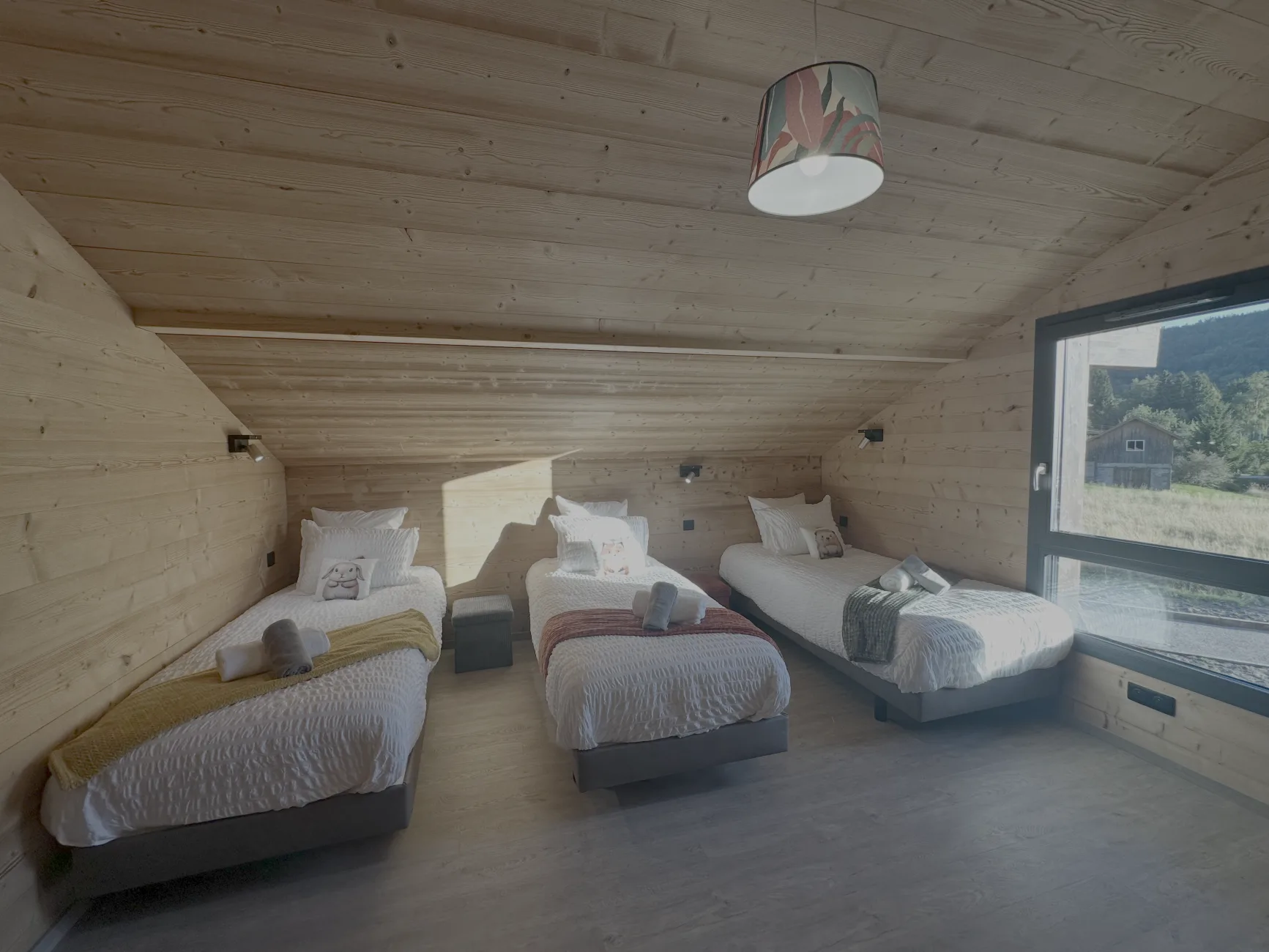 Chambre 5 (à l'étage): 3 lits simples (90/200) + TV