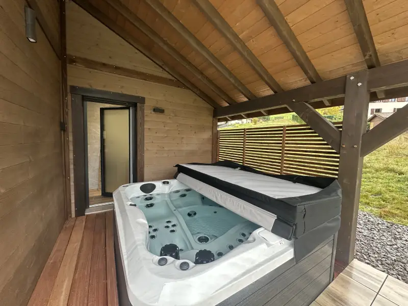 Jacuzzi extérieur couvert
