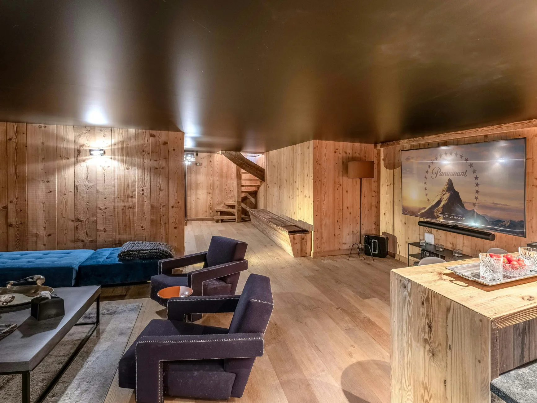Salle TV et bar