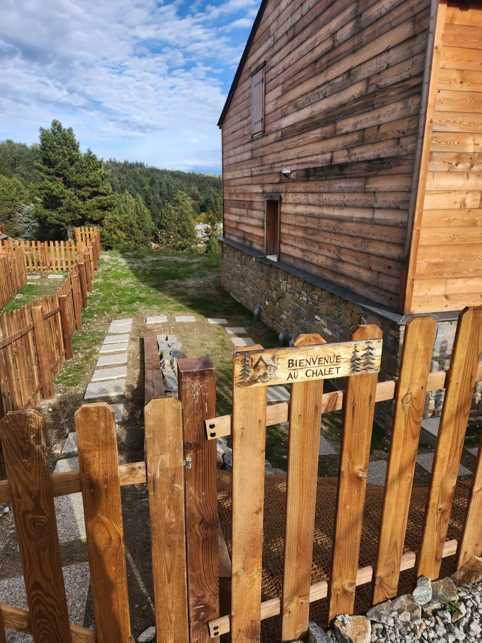 passez le portillon, suivez les pas et vous arrivez à la porte d'entrée 