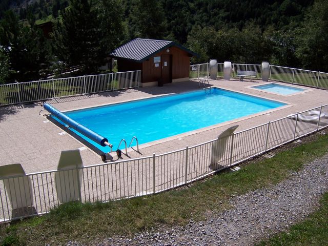 PISCINE PRIVEE,CHAUFFEE EN ETE
( conforme aux nouvelles normes )