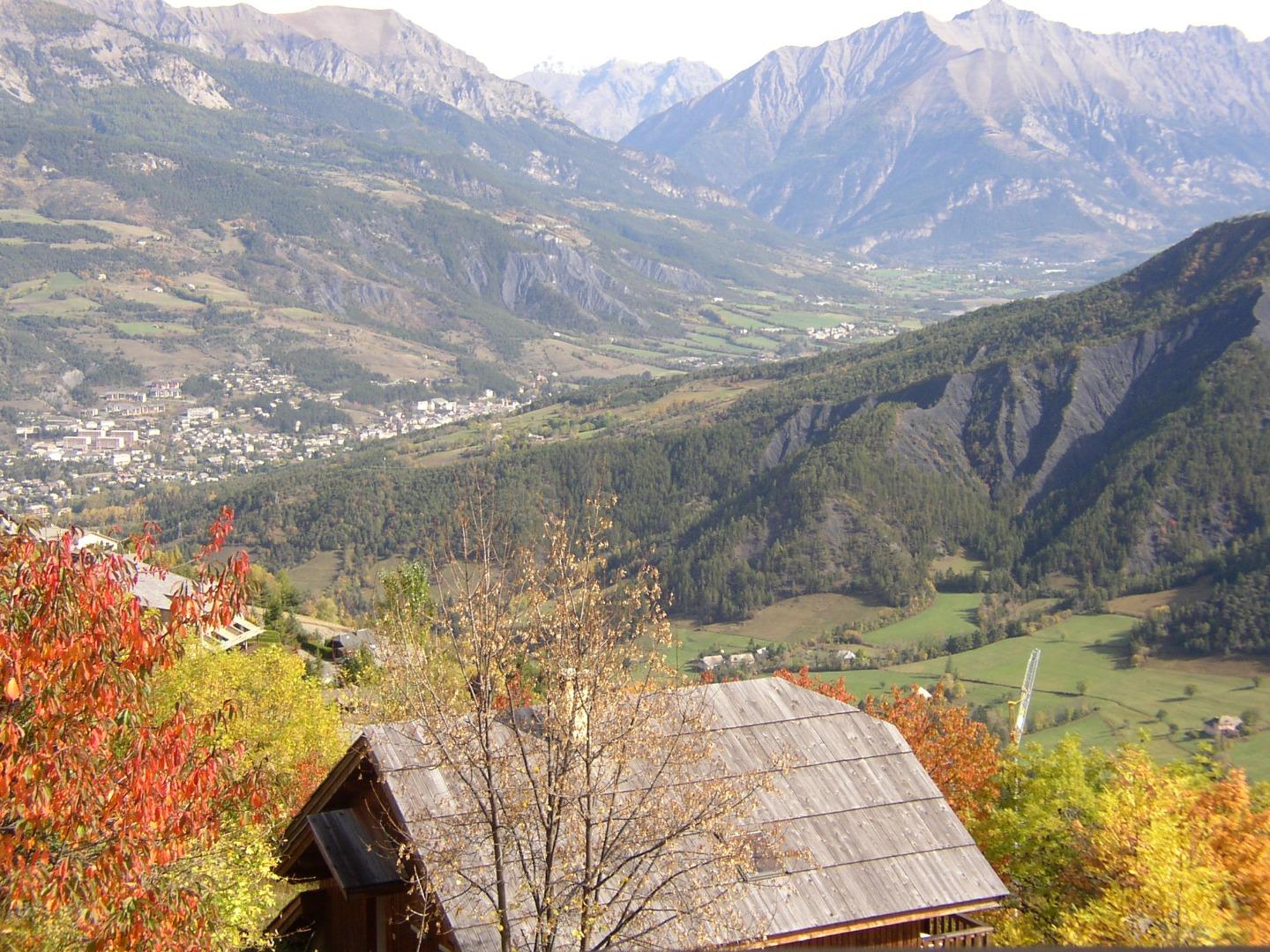 Des balcons , la vue sur Barcelonnette , au fond Jausiers  et la vallée de l'Ubaye 