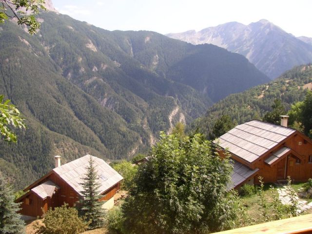 Les voisins et la vue des balcons sur le chapeau de gendarme et le pain de sucre , le col d'allos et de la cayolle .

à gauche
(pas sur la photo) barcelonnette , jausiers et super sauze