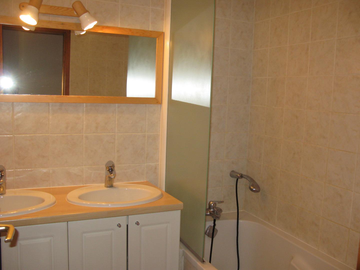 Salle de bain avec baignoire