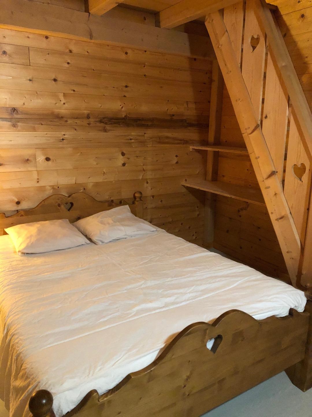 Chambre 2:  lit double + mezzanine avec matelas 2 personnes
Possibilité de mettre 1 lit de bébé