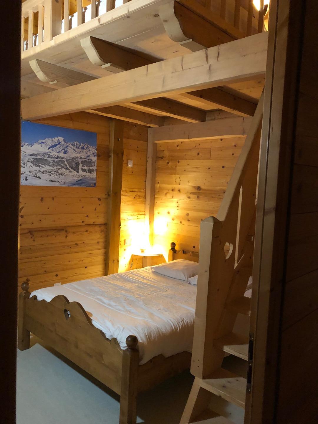 Chambre 2:  lit double + mezzanine avec matelas 2 personnes
Possibilité de mettre 1 lit de bébé