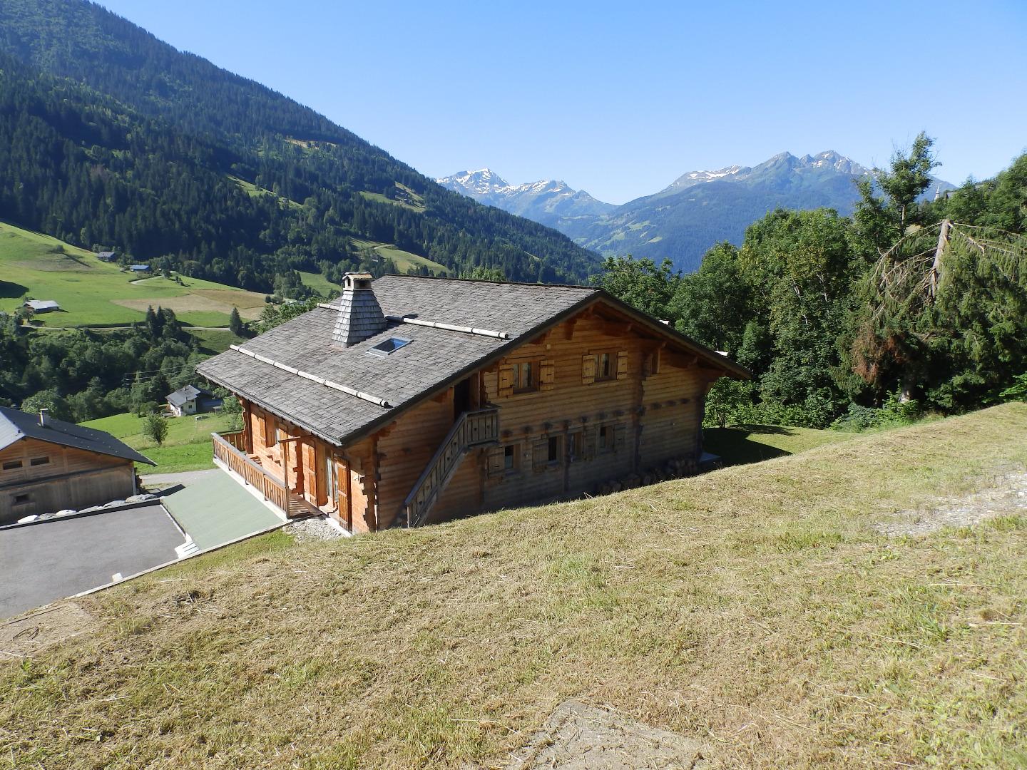 Arrière du chalet côté gîte