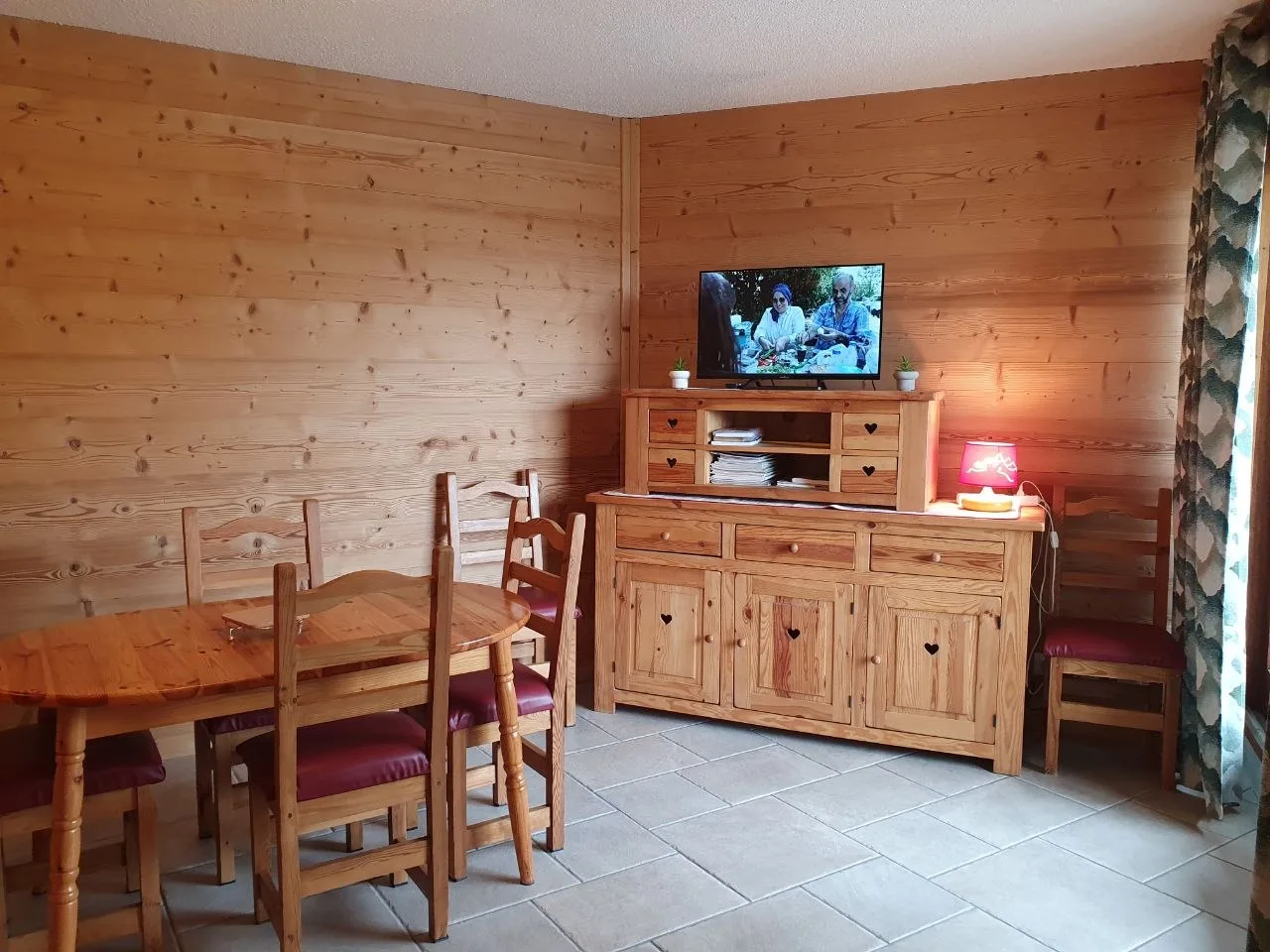 TV neuve, 80cm (32") table et 6 chaises rustiques confortables