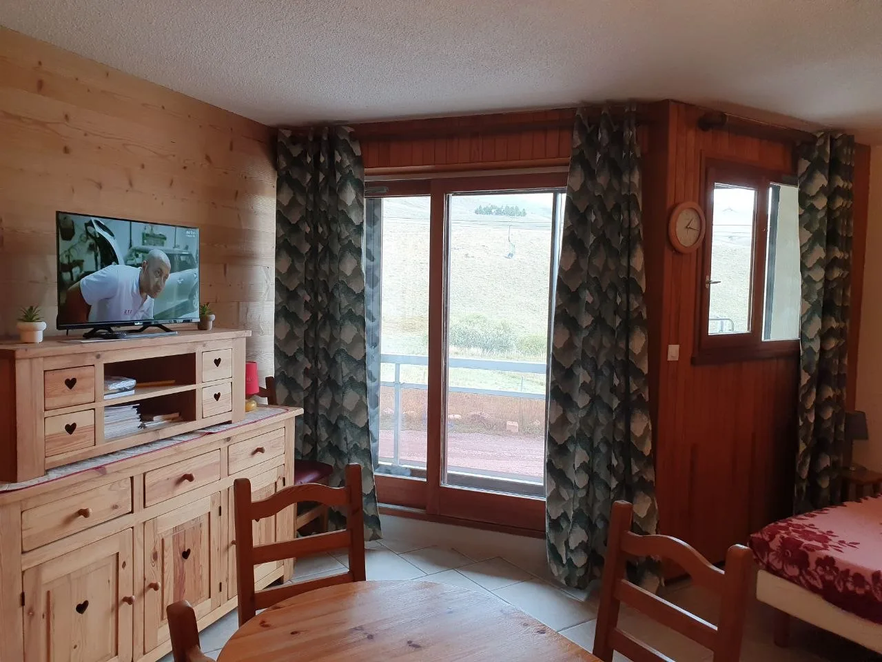 vue sur le parking auto depuis le balcon, pas d'appartement en dessous, pas de bâtiment en face. un sechoir est disponible sur le balcon, 
