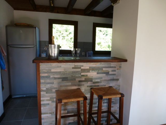 bar devant cuisine à l'américaine
