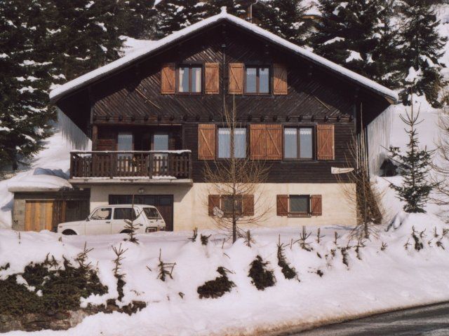 Vue du chalet l'hiver depuis la cour. L'appartement se trouve au 1er étage du chalet.