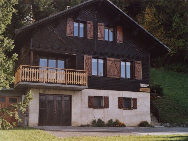 Vue du chalet l'été depuis la cour. L'appartement se trouve au 1er étage du chalet.