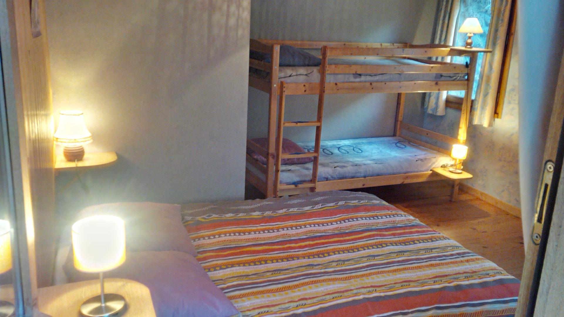 La deuxième chambre avec 1 lit double et 1 lit superposé, balcon depuis la chambre