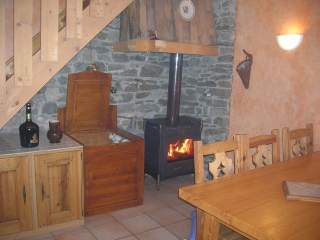 pièce principale avec poêle à bois