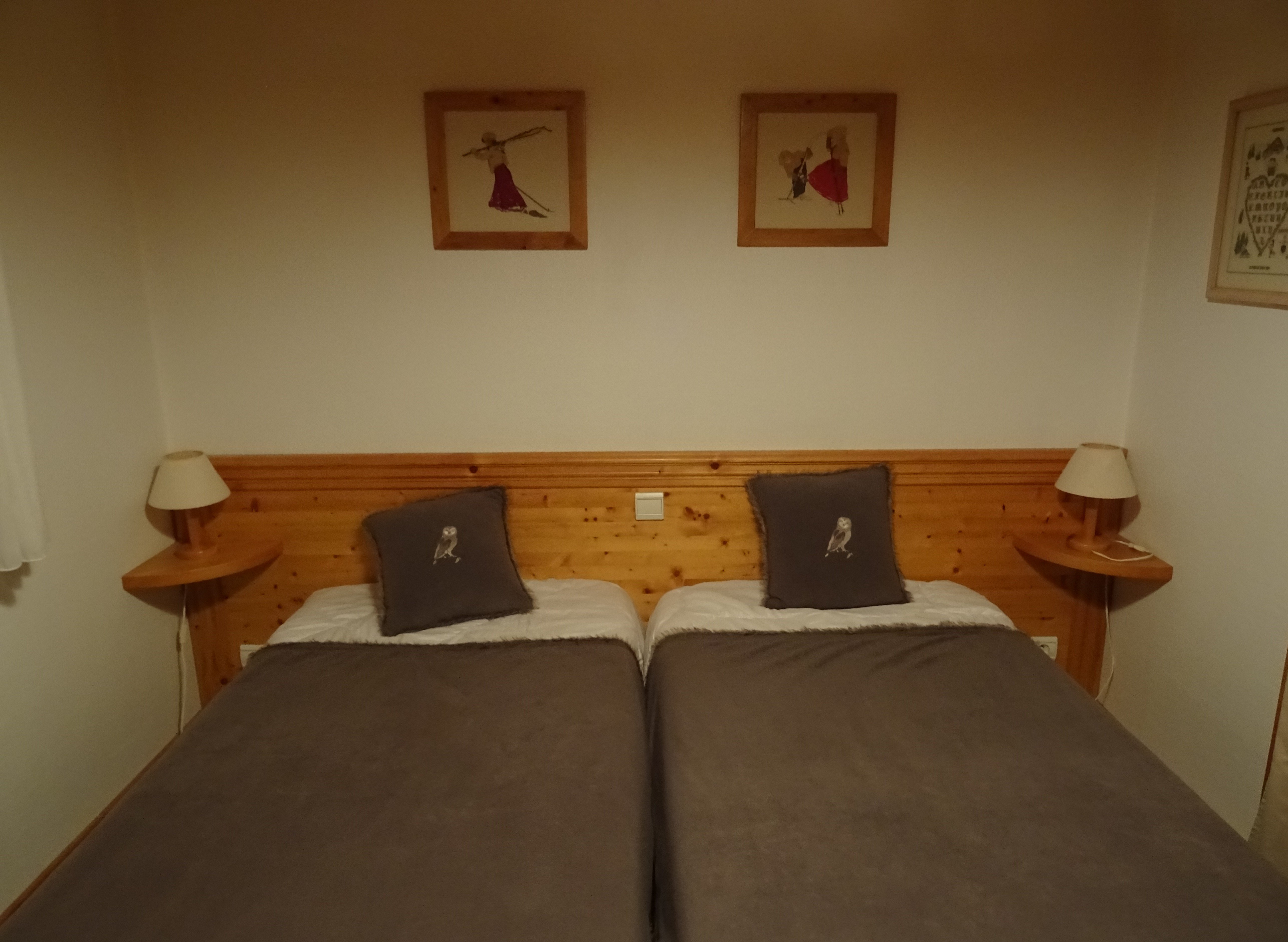 Chambre 2   3 lits de 90  non superposes    Fenêtre au nord