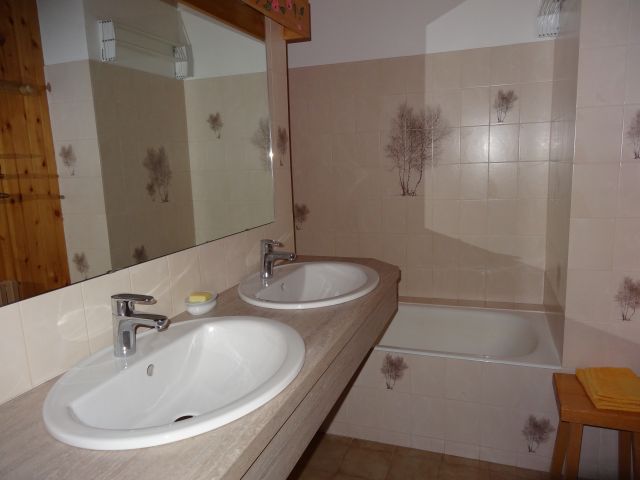 salle de bain
2 vasques baignoire
1 baignoire