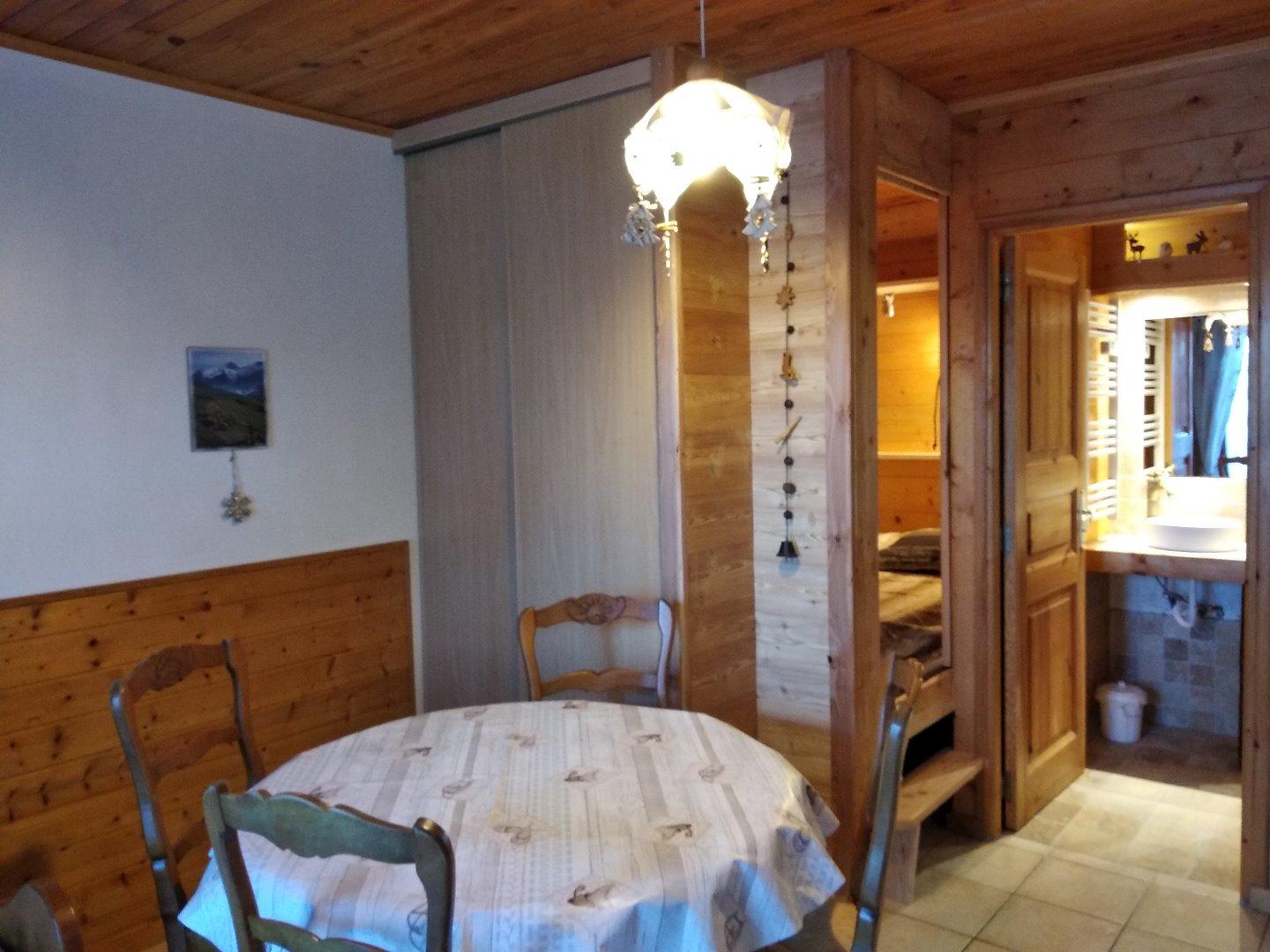 le coin repas, placard, lit clos, salle d'eau