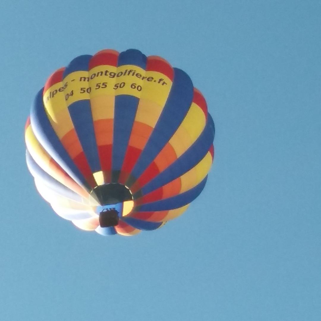 Les montgolfières de Praz sur Arly vues du balcon 