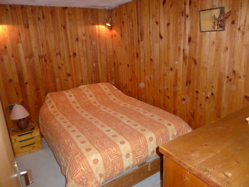 Chambre lit double 
(fenêtre au-dessus de la commode à droite)