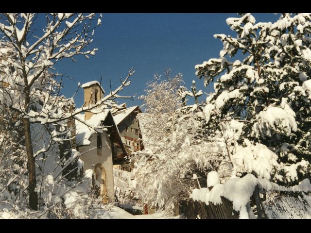 La Chapelle du hameau de Terre Rouge
(que l'on aperçoit de la terrasse)