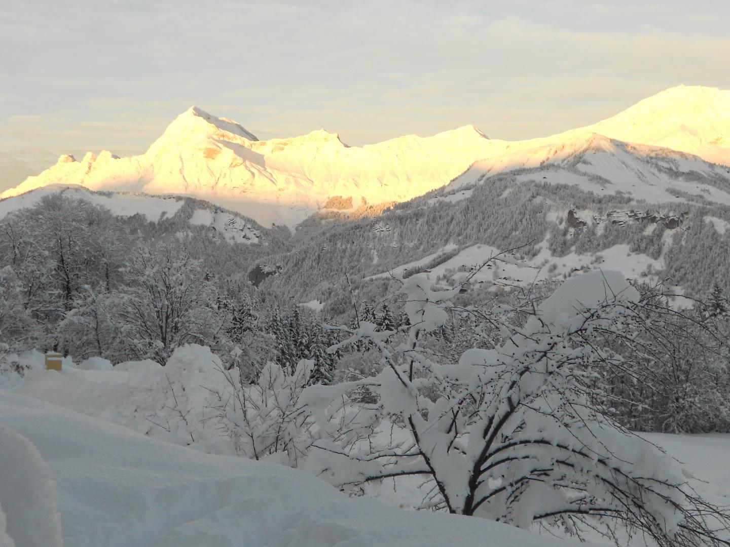 Lever de soleil sur la chaine des aravis