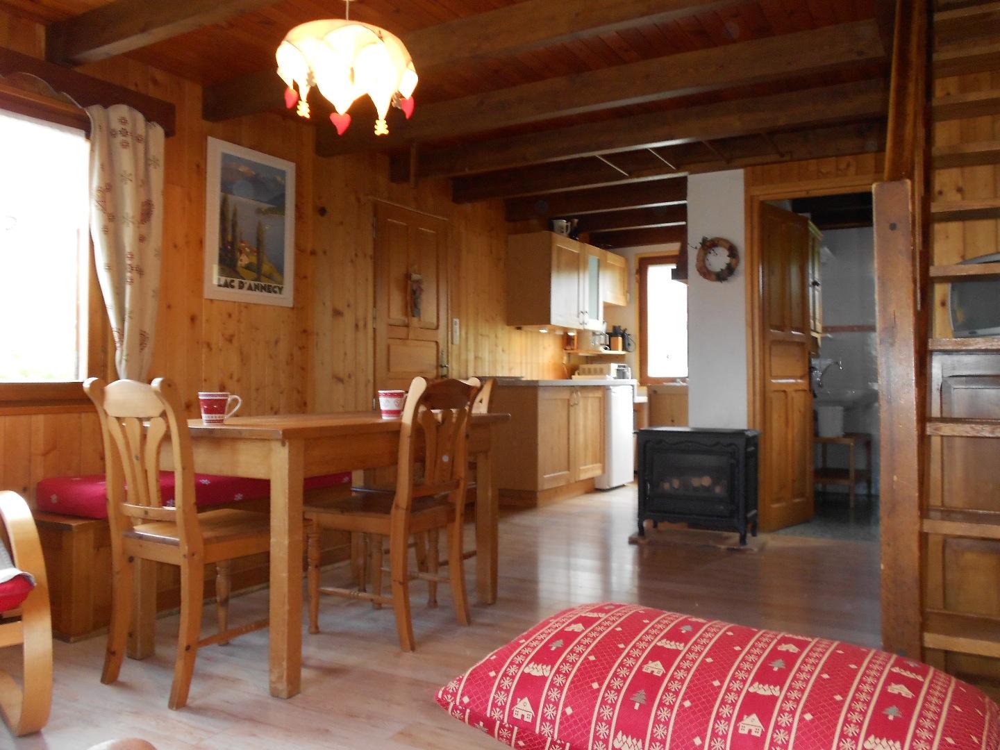 Séjour, cuisine, douche wc sur la droite. escalier d'accès à la chambre. Poêle cheminée