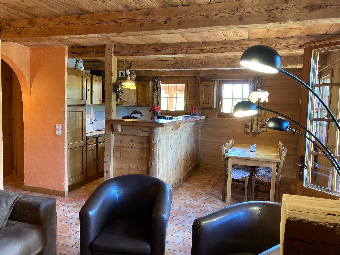 Cuisine ouverte sur le coin repas, vue depuis le coin salon