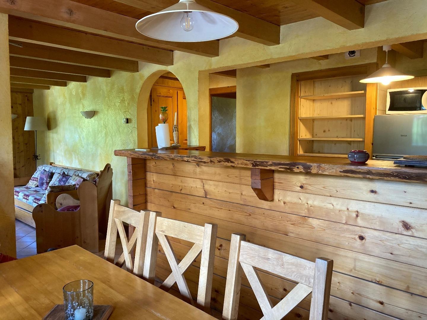 Vue d'ensemble repas cuisine et séjour
