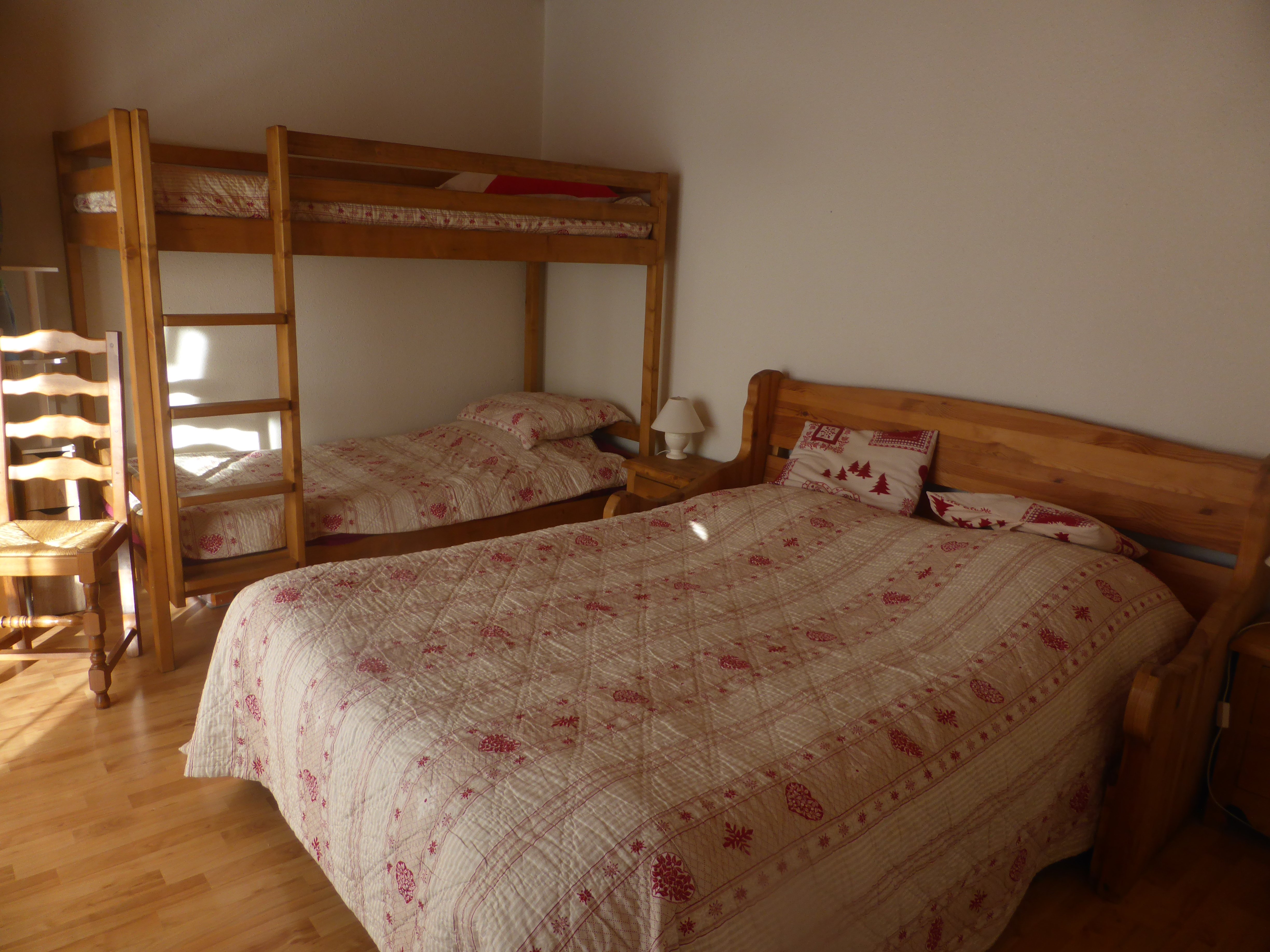 Chambre: 1 lit 2 places / Lits superposés/Armoire/ Balcon plein Sud