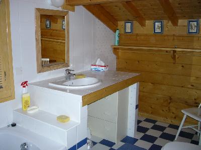SALLE DE BAIN AVEC FENETRE A L'ETAGE,
