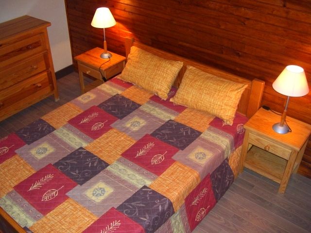 L'une des deux chambres équipée de grand lit.Les deux grandes chambres sont identiques.