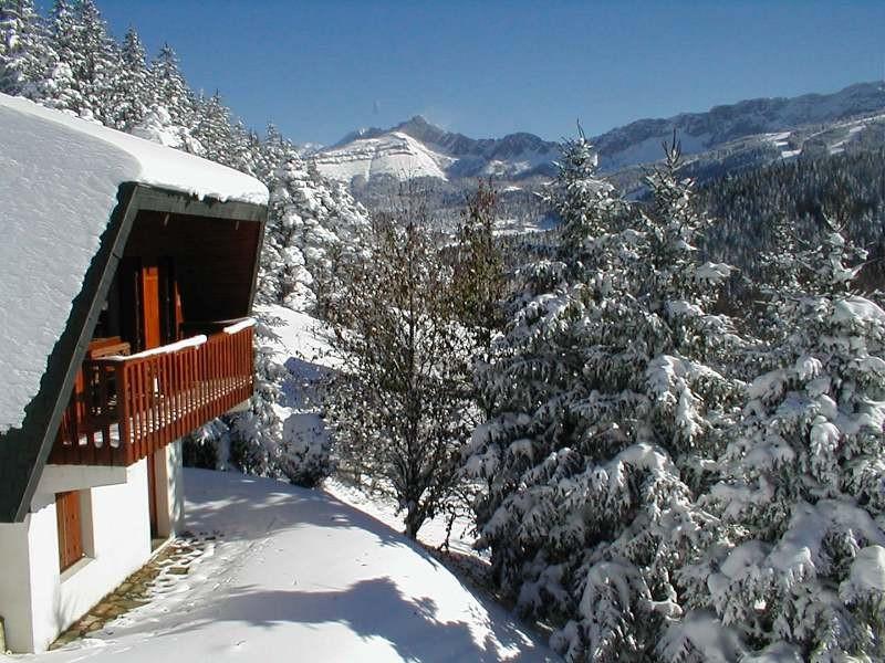le chalet en hiver,  à côté : la "réserve de chasse", à la tombée de la nuit, parfois présence de chevreuils et autres gibiers qui vont se désaltérer plus bas dans le "corrençonnet' ( petit ruisseau )