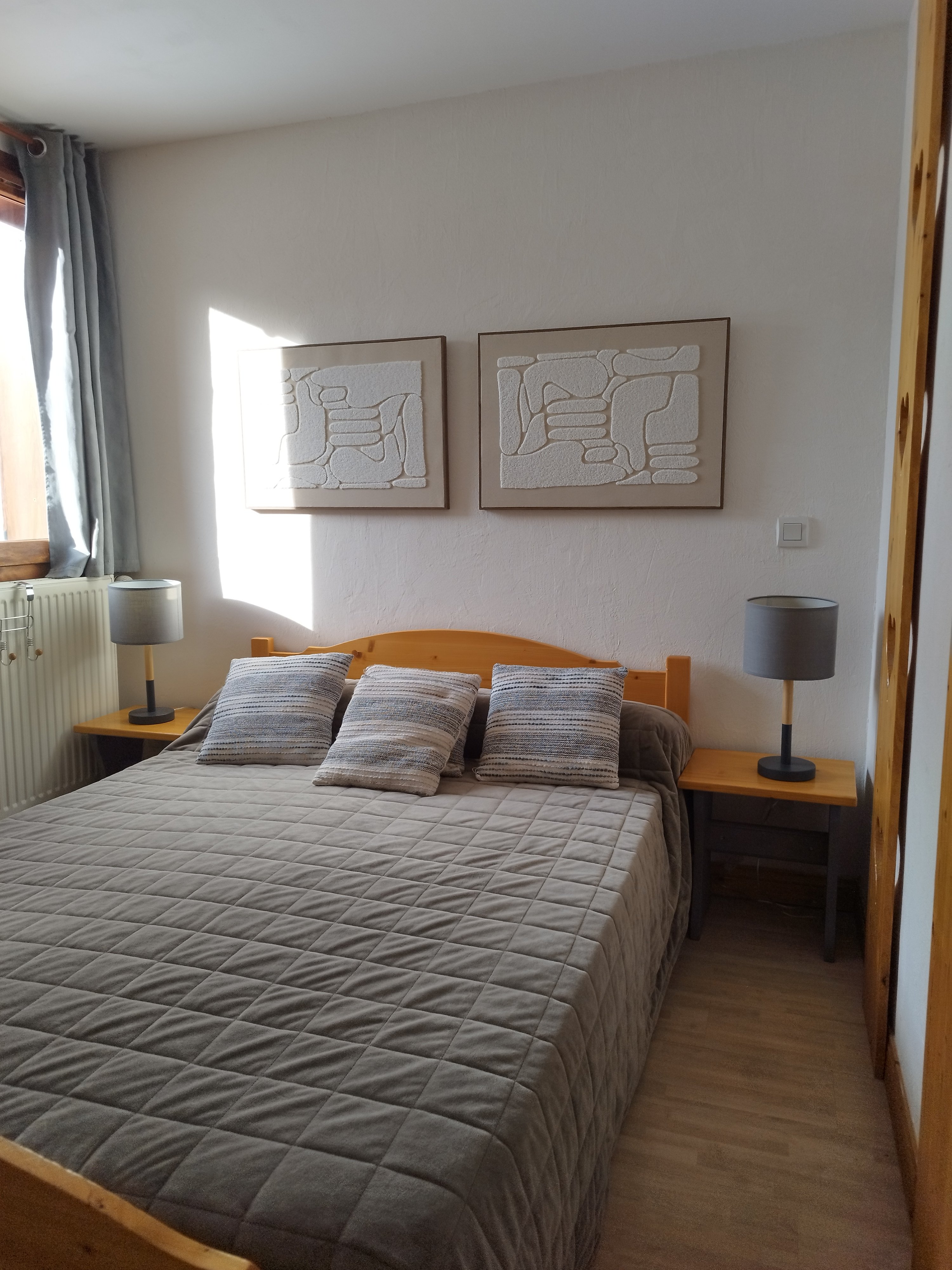 Première chambre en rez-de chaussée pour 2 personnes avec salle de bain attenante.
Lit en 140 cm