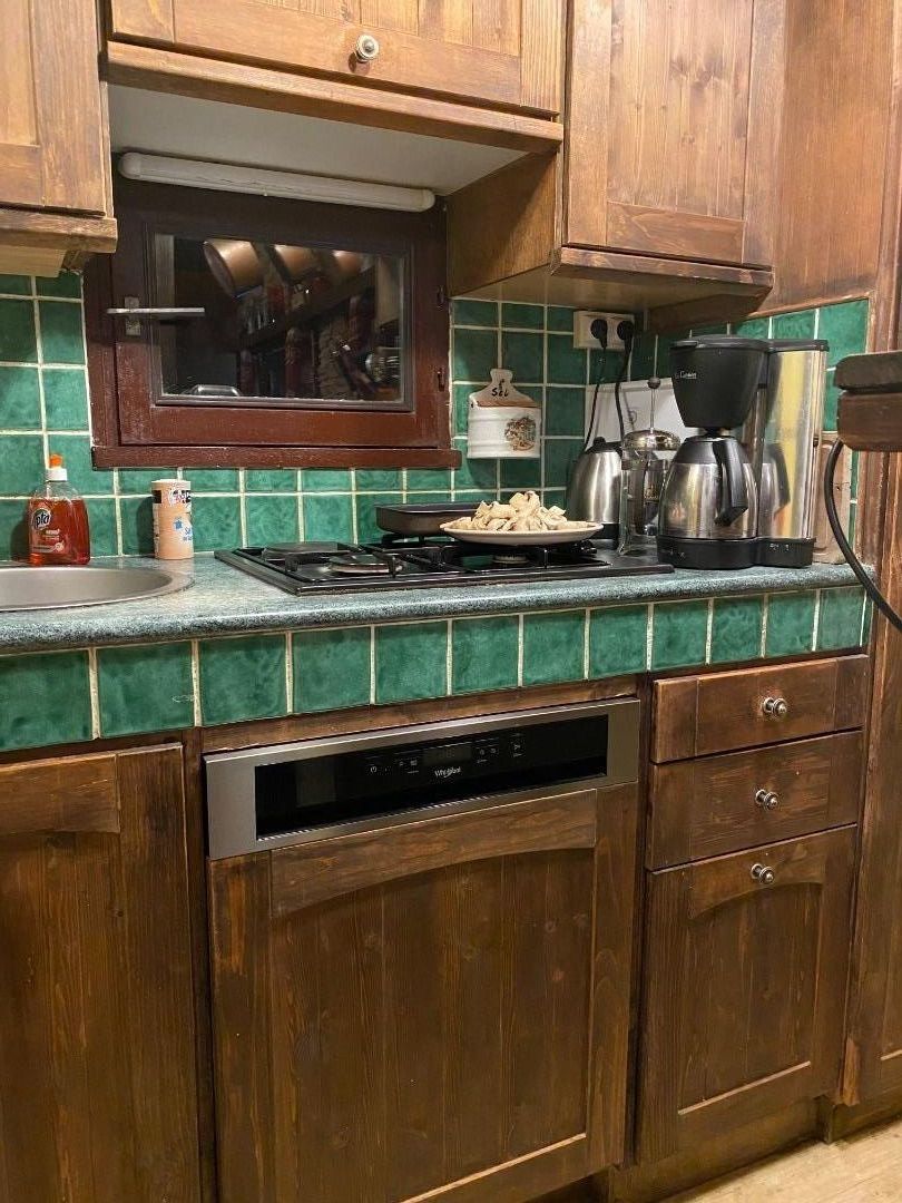 Cuisine - Equipée lave linge séchant - lave vaisselle - micro-onde - four - grand frigo avec congélateur - cafetière électrique - théière - appareil à raclette - appareil à fondue - grille pain