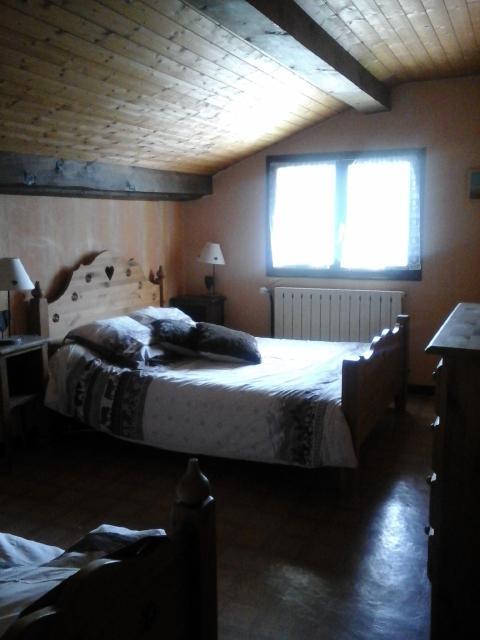 chambre 2 (en sous pente) avec 1 lit 2 places et 2 lits gigognes 1 place (plein sud)