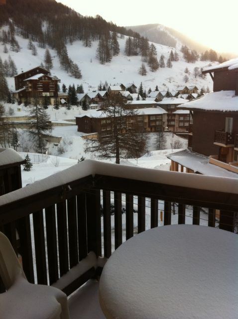 Vue du balcon sur la vallée enneigée