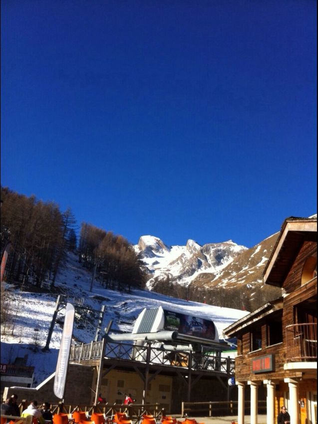 Centre station et front de neige, ciel et soleil des alpes du sud