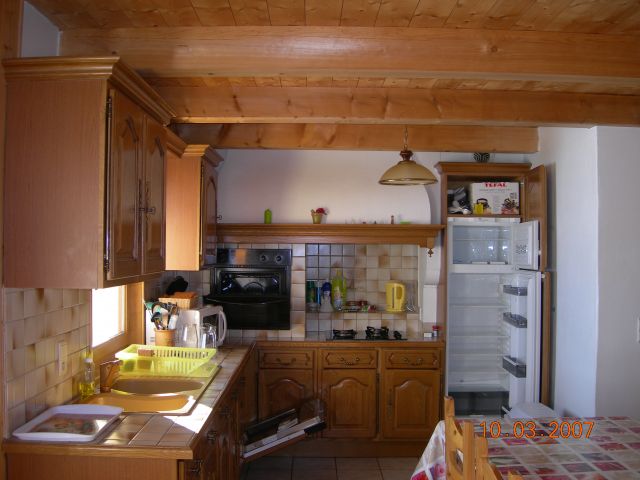 Cuisine équipée : four électrique, micro-onde, frigo-congélateur, lave-vaisselle, plaque à induction.