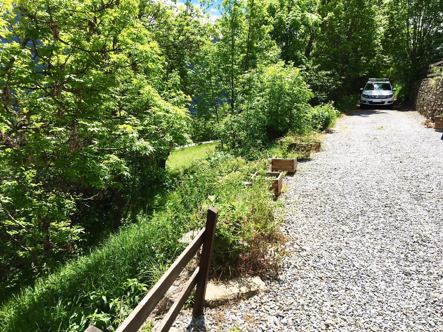 devant la Bergerie , le jardin avec l'allée bordée d'arbres et vue panoramique sur la vallée de l'Ubaye