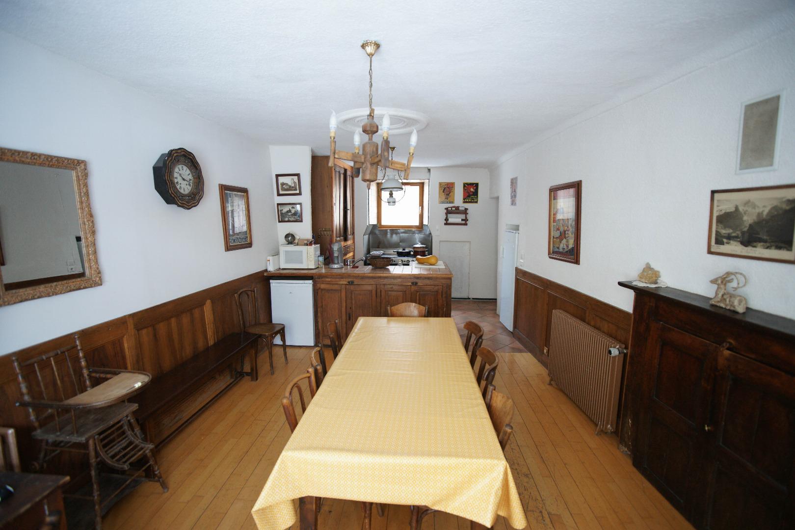 Salle à manger cuisine au fond