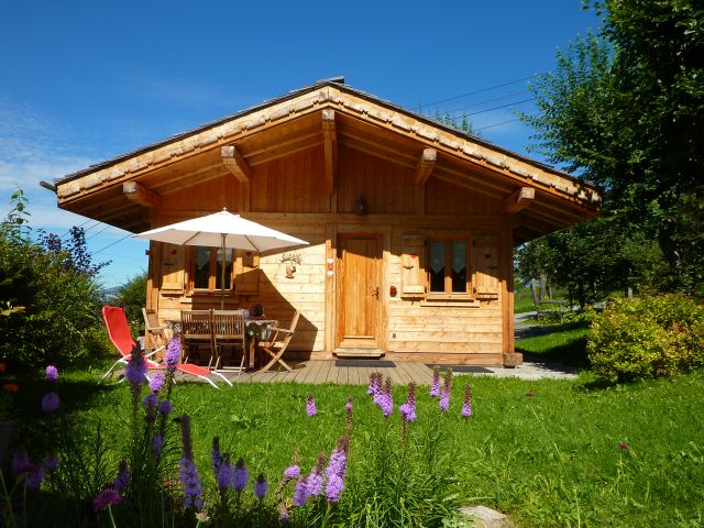 Chalet situé l'été dans un camping de charme,
entouré des cimes majestueuses des Aiguilles de WARRENS et de la chaîne des ARAVIS