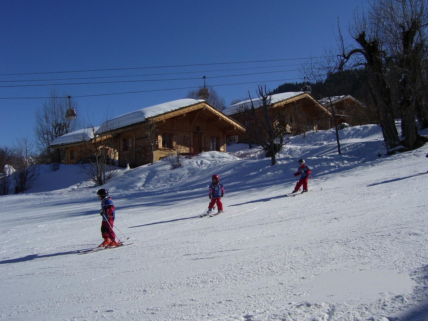 La piste de ski qui passe devant le chalet