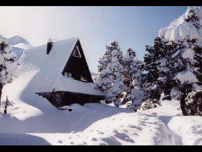 Le chalet se trouve au bout d'un chemin non denneigé,à 80m env. de la route