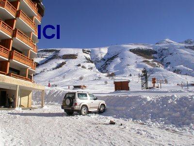 Entrée de l'immeuble au pied du téléski "Les Gentianes"