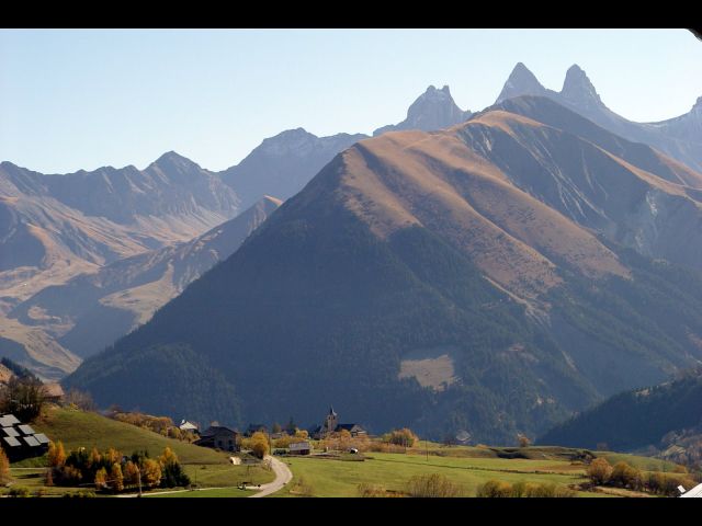En été la région offre également de multiples activités : escalade, ballade, plan d'eau, parapente, quad, équitation, ballade avec ane de bat,tir à l'arc, randonnée avec guide, tennis, VTT, parcours acrobranche, via feratta,... 