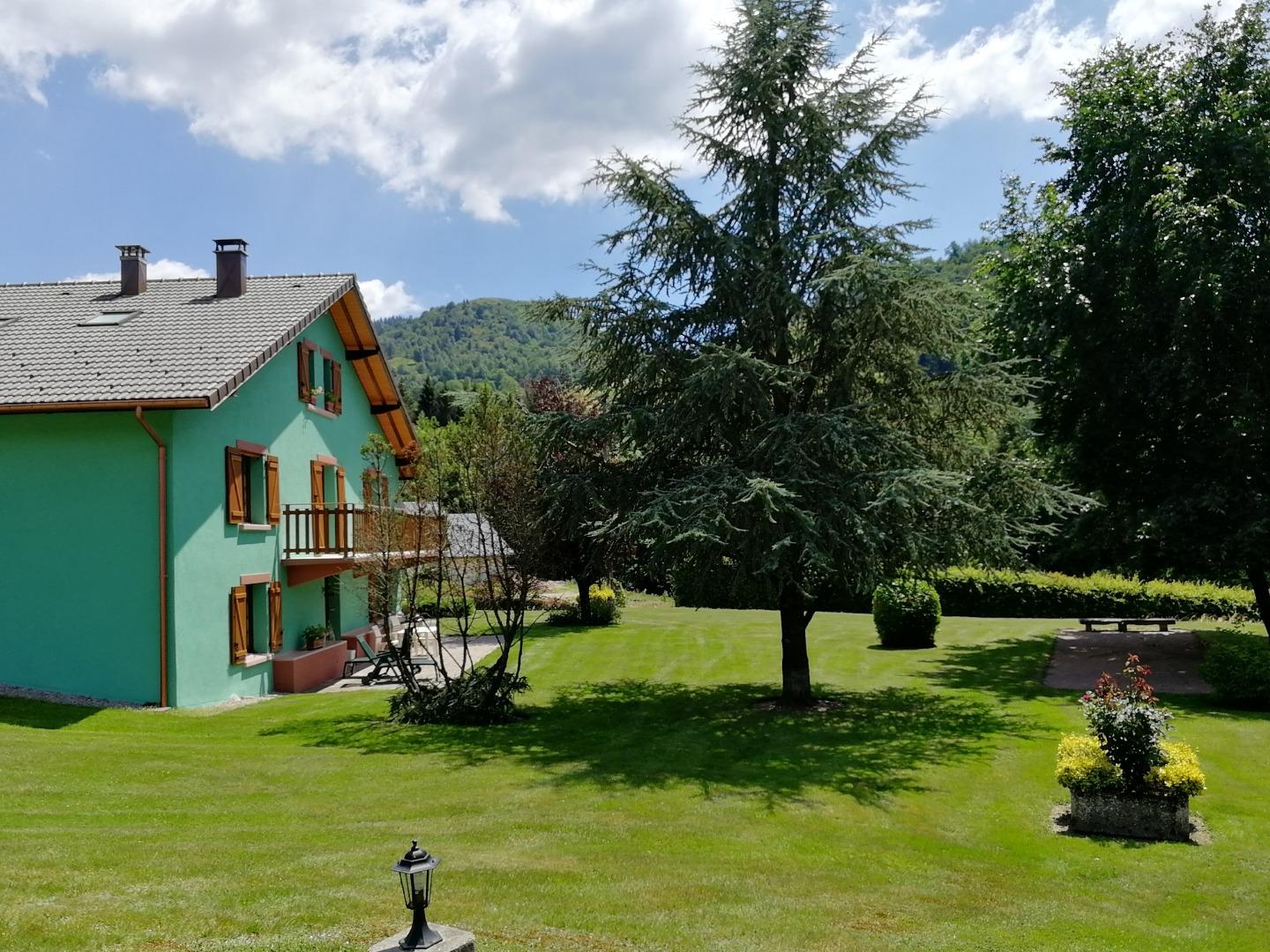 RARE !! Au calme, sur route secondaire, jardin. Tennis. quilles et pétanque. Piscine.